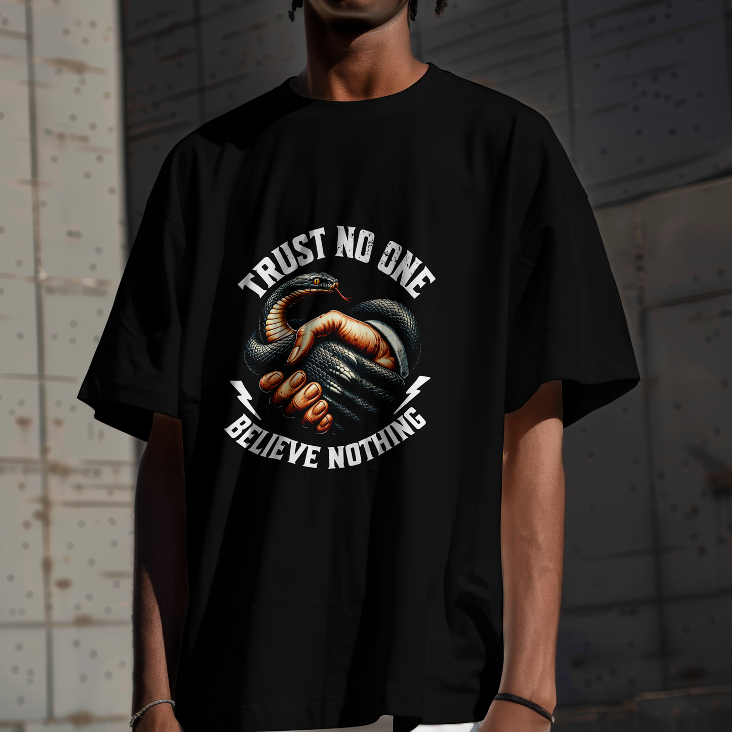 TRUST NO ONE – Oversize Men’s T-Shirt